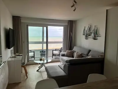 Télévision ou salle de divertissement dans l'établissement La Land, appartement traversant vue mer