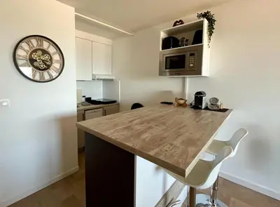 Cuisine ou kitchenette dans l'établissement La Land, appartement traversant vue mer