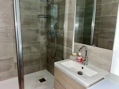 Salle de bains dans l'établissement La Land, appartement traversant vue mer
