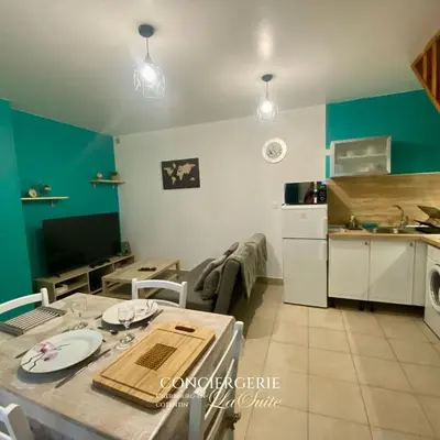 Cuisine ou kitchenette dans l'établissement Le Calypso