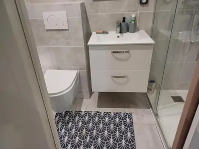 Salle de bains dans l'établissement un petit studio moderne et conviviale