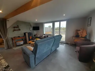 Télévision ou salle de divertissement dans l'établissement La palmeraie de brévy