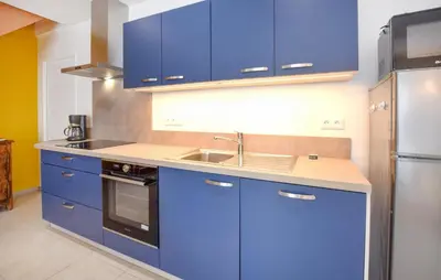 Cuisine ou kitchenette dans l'établissement 2 Bedroom Cozy Home In Gouville-Sur-Mer