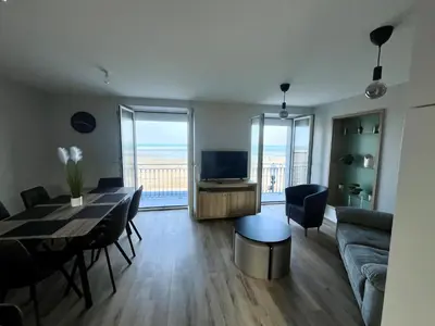 Télévision ou salle de divertissement dans l'établissement La Tourelle - Balcon vue mer et terrasse plein sud