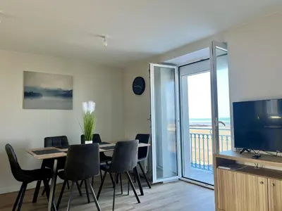Télévision ou salle de divertissement dans l'établissement La Tourelle - Balcon vue mer et terrasse plein sud