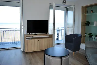Télévision ou salle de divertissement dans l'établissement La Tourelle - Balcon vue mer et terrasse plein sud