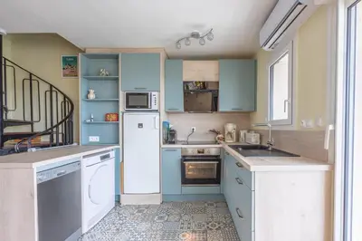 Cuisine ou kitchenette dans l'établissement Un Balcon sur le Port - Place de parking