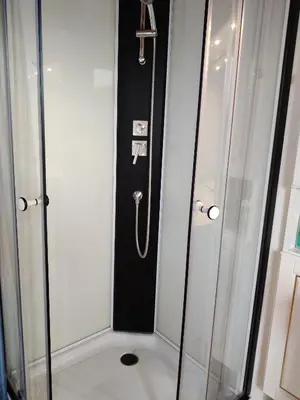 Salle de bains dans l'établissement Maison calme et lumineuse de plain-pied, jardin et piscine