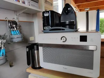 Cuisine ou kitchenette dans l'établissement Maison calme et lumineuse de plain-pied, jardin et piscine