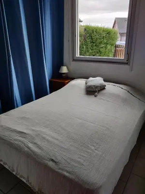 Un ou plusieurs lits dans un hébergement de l'établissement Maison calme et lumineuse de plain-pied, jardin et piscine