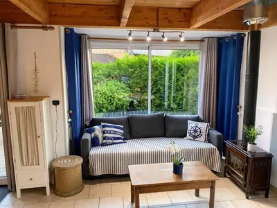 Coin salon dans l'établissement Maison calme et lumineuse de plain-pied, jardin et piscine
