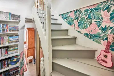 Bibliothèque dans la maison de vacances