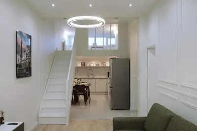 Cuisine ou kitchenette dans l'établissement Appartement mezzanine contemporain hypercentre Caen - chez Jannie