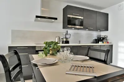 Cuisine ou kitchenette dans l'établissement L'Ostra 0, appartement haut standing front de mer à Cancale sur le Port de La Houle