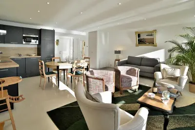 Coin salon dans l'établissement L Ostra 1, appartement haut standing front de mer à Cancale sur le Port de La Houle