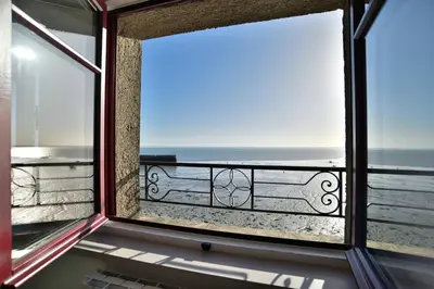 Vue générale sur la mer ou vue sur la mer prise depuis l'appartement