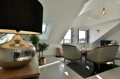 Coin salon dans l'établissement LOstra 2 - Appartement avec mezzanine, front de mer à Cancale sur le Port de La Houle