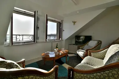 Coin salon dans l'établissement LOstra 2 - Appartement avec mezzanine, front de mer à Cancale sur le Port de La Houle