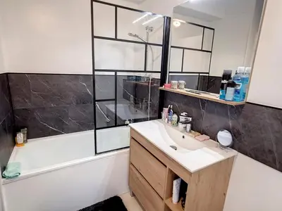 Salle de bains dans l'établissement Appartement à 500m de la mer, 4 couchages, parking sécurisé - FR-1-746-15