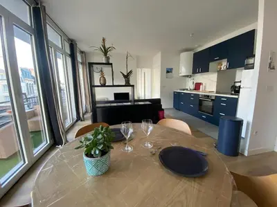 Cuisine ou kitchenette dans l'établissement Un extérieur en ville