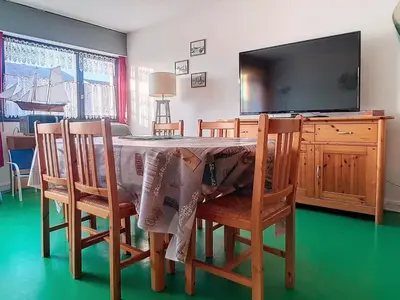 Télévision ou salle de divertissement dans l'établissement Duplex proche mer avec 8 couchages et parking - FR-1-746-17