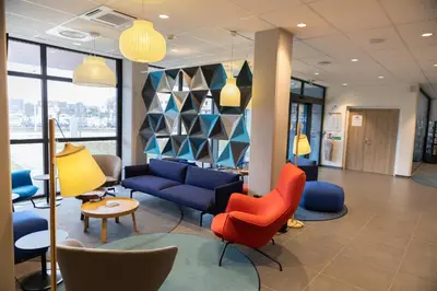Coin salon dans l'établissement Holiday Inn Express Caen Epron by IHG
