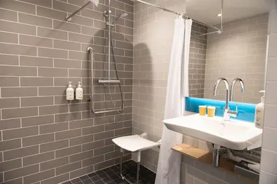 Salle de bains dans l'établissement Holiday Inn Express Caen Epron by IHG