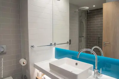 Salle de bains dans l'établissement Holiday Inn Express Caen Epron by IHG