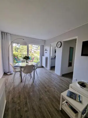 Télévision ou salle de divertissement dans l'établissement Rez-de-jardin bord de mer