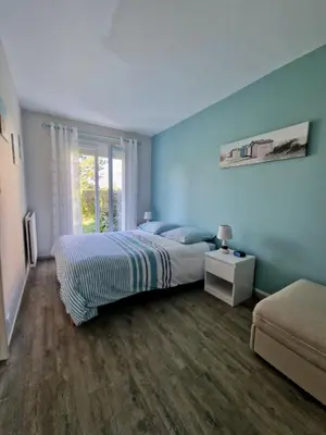 Un ou plusieurs lits dans un hébergement de l'établissement Rez-de-jardin bord de mer