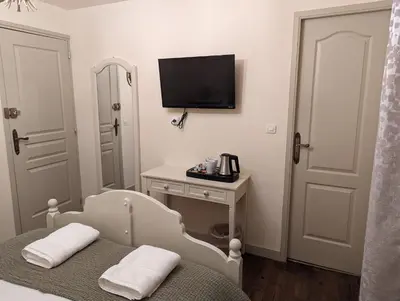 Télévision ou salle de divertissement dans l'établissement Chateau de Chambres Mont St Michel