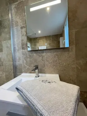 Salle de bains dans l'établissement Gîte Gold au Domaine de Saint Vigor
