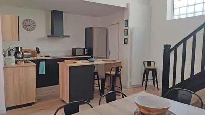 Cuisine ou kitchenette dans l'établissement Duplex lumineux et calme en centre-ville