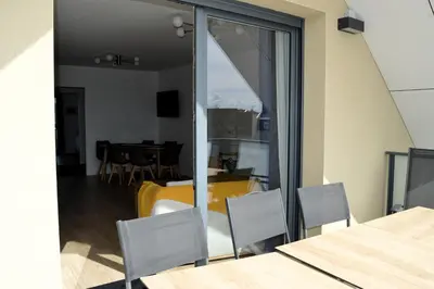 Télévision ou salle de divertissement dans l'établissement Entre Plage et Ports, Le 49 - avec balcon 4 étoiles