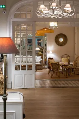 Coin salon dans l'établissement Hôtel De La Plage