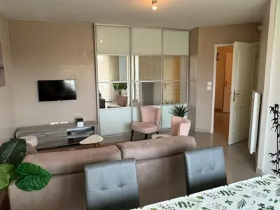 Télévision ou salle de divertissement dans l'établissement Appartement Moderne près de la Plage et du Centre - 2 Chambres, Balcon, Parking, Animaux Acceptés - FR-1-487-363