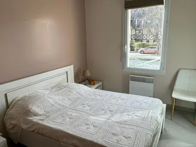 Un ou plusieurs lits dans un hébergement de l'établissement Appartement Moderne près de la Plage et du Centre - 2 Chambres, Balcon, Parking, Animaux Acceptés - FR-1-487-363
