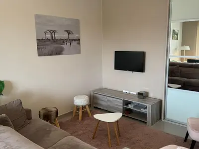 Télévision ou salle de divertissement dans l'établissement Appartement Moderne près de la Plage et du Centre - 2 Chambres, Balcon, Parking, Animaux Acceptés - FR-1-487-363