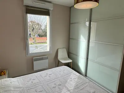 Un ou plusieurs lits dans un hébergement de l'établissement Appartement Moderne près de la Plage et du Centre - 2 Chambres, Balcon, Parking, Animaux Acceptés - FR-1-487-363