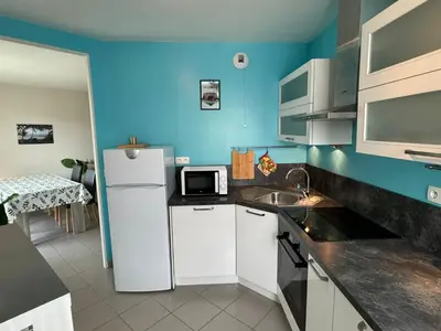 Cuisine ou kitchenette dans l'établissement Appartement Moderne près de la Plage et du Centre - 2 Chambres, Balcon, Parking, Animaux Acceptés - FR-1-487-363