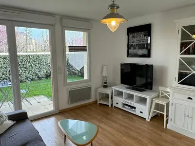 Télévision ou salle de divertissement dans l'établissement Appartement Moderne T2, Rez-de-Jardin, Proche Plage et Centre Ville, Parking, Wifi, Animaux Acceptés - FR-1-487-362