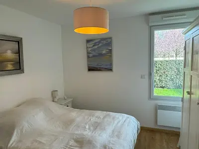 Un ou plusieurs lits dans un hébergement de l'établissement Appartement Moderne T2, Rez-de-Jardin, Proche Plage et Centre Ville, Parking, Wifi, Animaux Acceptés - FR-1-487-362