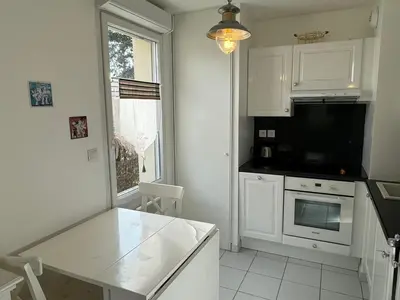 Cuisine ou kitchenette dans l'établissement Appartement Moderne T2, Rez-de-Jardin, Proche Plage et Centre Ville, Parking, Wifi, Animaux Acceptés - FR-1-487-362