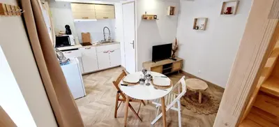 Cuisine ou kitchenette dans l'établissement LaMaisonnette 500m plage Juno Beach