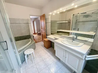 Salle de bains dans l'établissement Maison proche plage, 8 pers, 3 ch, jardin, Wi-Fi, clim - FR-1-361-533