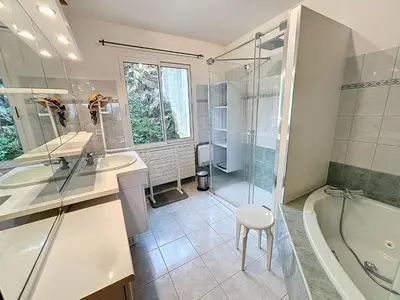 Salle de bains dans l'établissement Maison proche plage, 8 pers, 3 ch, jardin, Wi-Fi, clim - FR-1-361-533