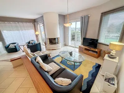 Télévision ou salle de divertissement dans l'établissement Maison proche plage, 8 pers, 3 ch, jardin, Wi-Fi, clim - FR-1-361-533