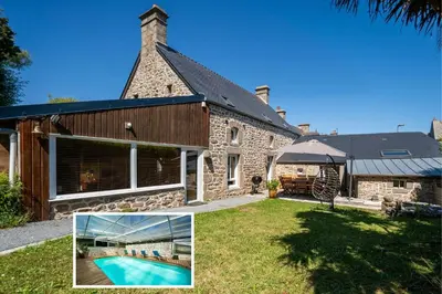 Piscine de l'établissement Maison en pierre, piscine et jardin proche mer ou située à proximité