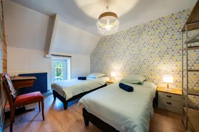 Un ou plusieurs lits dans un hébergement de l'établissement Maison en pierre, piscine et jardin proche mer