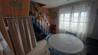 Un ou plusieurs lits dans un hébergement de l'établissement Maison de plage avec accès direct à la plage